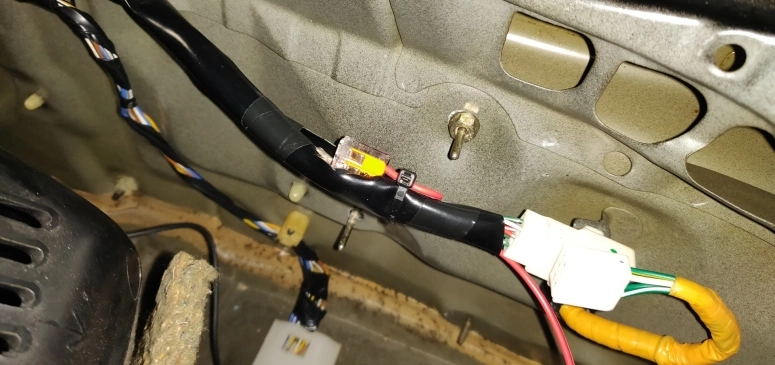 Rear left taillight splice with a WAGO 221 connector