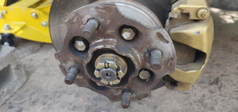 Dirty axle hub