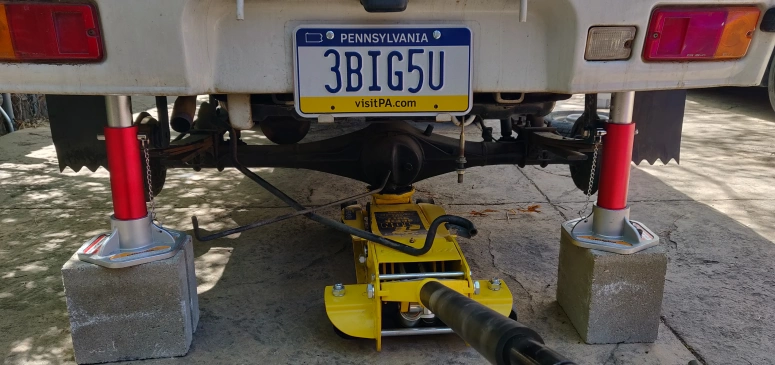 Lowering rear axle to get enough roof for longer shackles